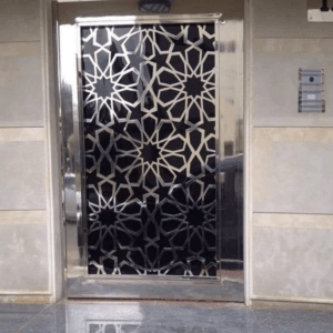 Porte en inox découpée au laser sur mesure, alliant design contemporain et sécurité, adaptée à vos besoins spécifiques.