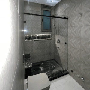 Porte de douche en verre fabriquée sur mesure par Elmeh Déco au Maroc