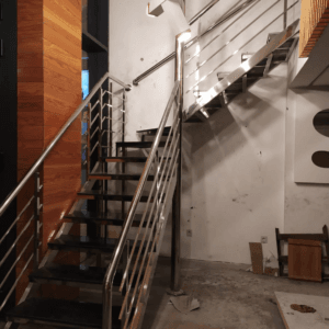 Garde-corps sur mesure alliant inox et marbre, offrant sécurité, élégance et résistance, adapté à vos besoins spécifiques