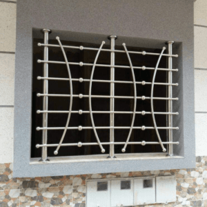 Grille inox sur mesure pour fenêtre, garantissant sécurité et esthétique, fabriquée selon vos besoins spécifiques.