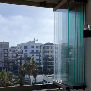 système accordéon en verre MODERNE sur mesure installé dans une terrasse à Casablanca