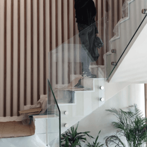 "Garde-corps en verre sécurit sur mesure fabriqué par Elmeh Déco à Casablanca"